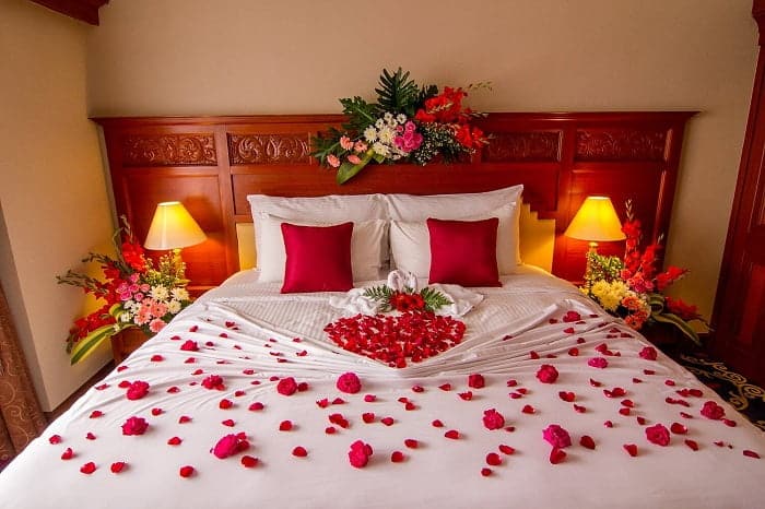 Mẫu phòng cưới được trang trí bằng hoa tươi cực đẹp