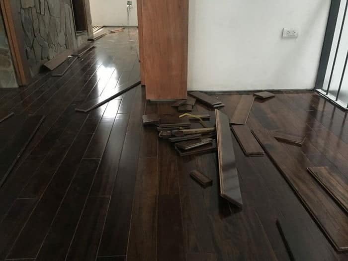 Sàn được làm từ gỗ chiu liu