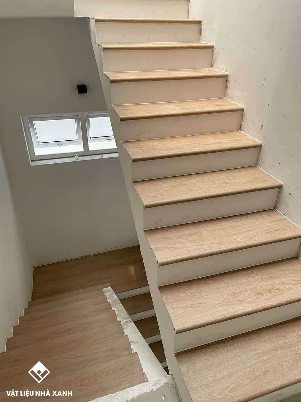 mat bac cau thang nhua