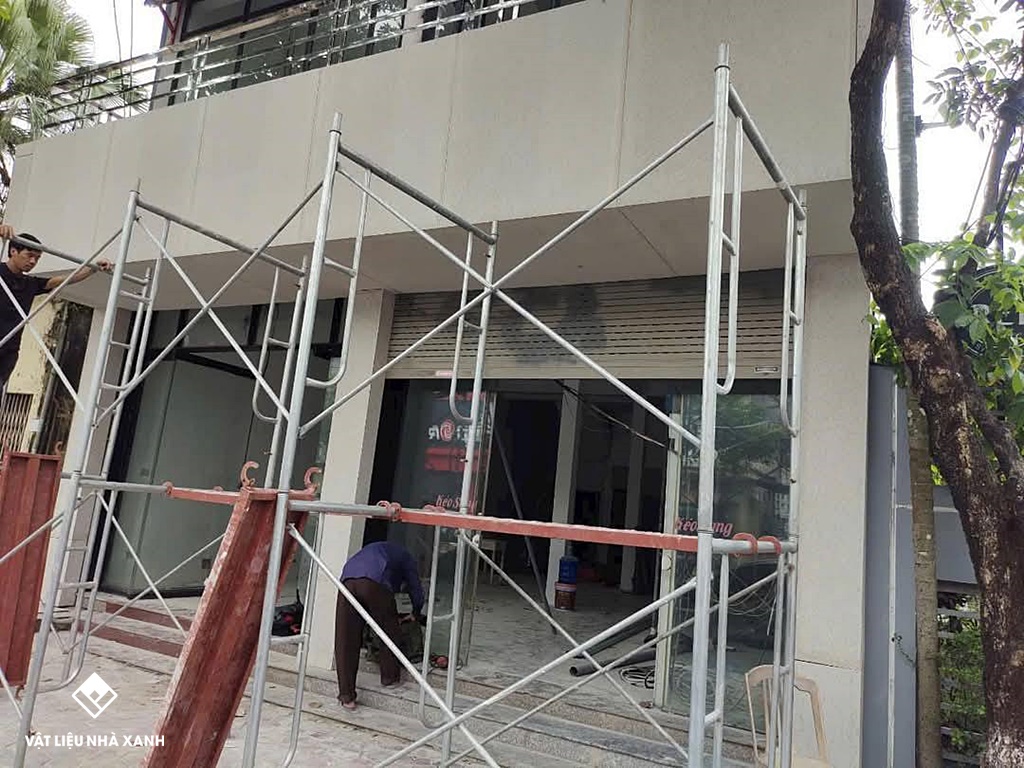 vach cemboard 8mm cua hang showroom