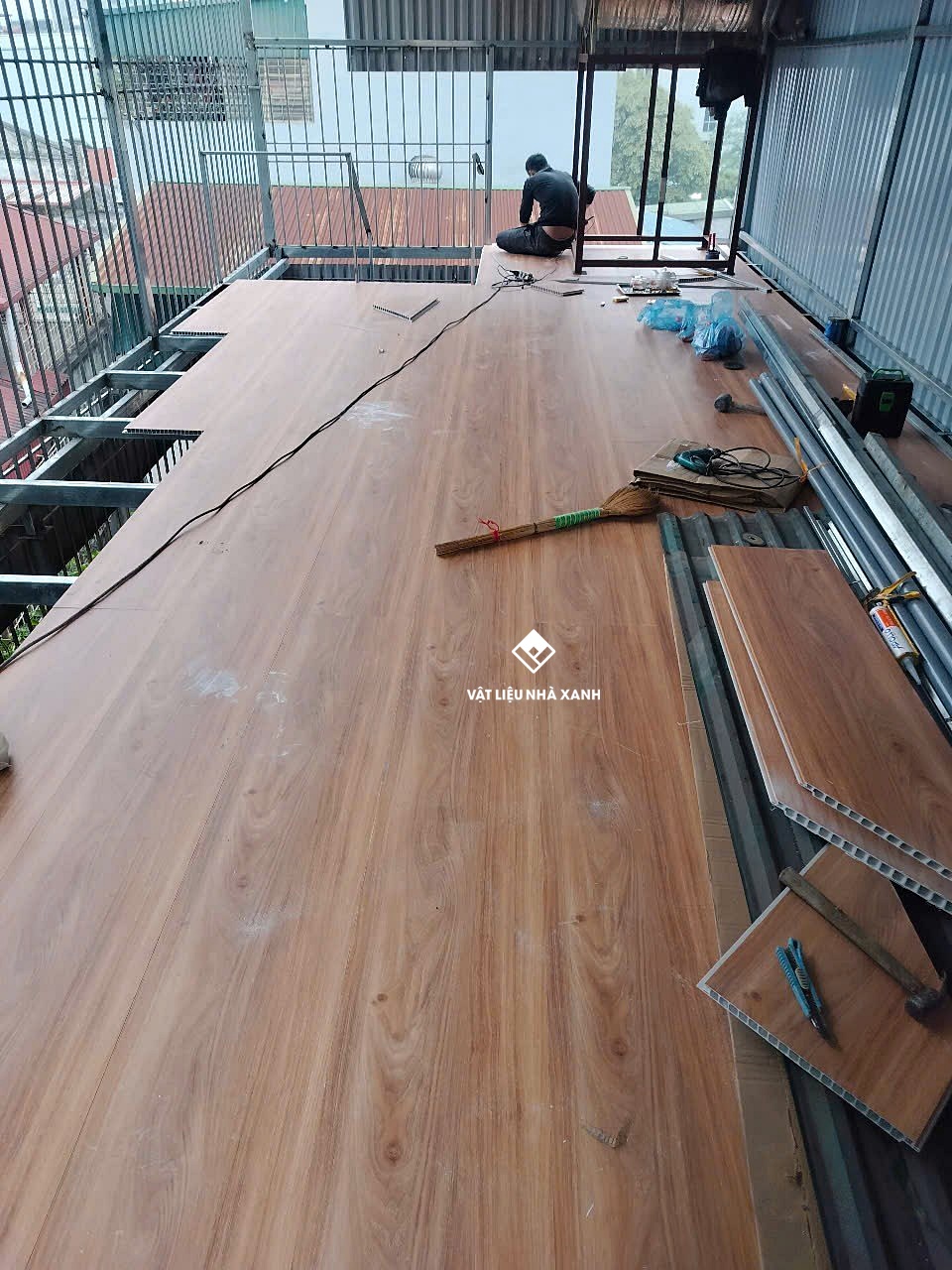 thi cong tam san nhua chiu luc lam san gac 104