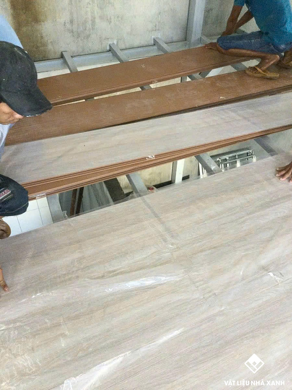 thi cong tam san nhua chiu luc lam san gac 110