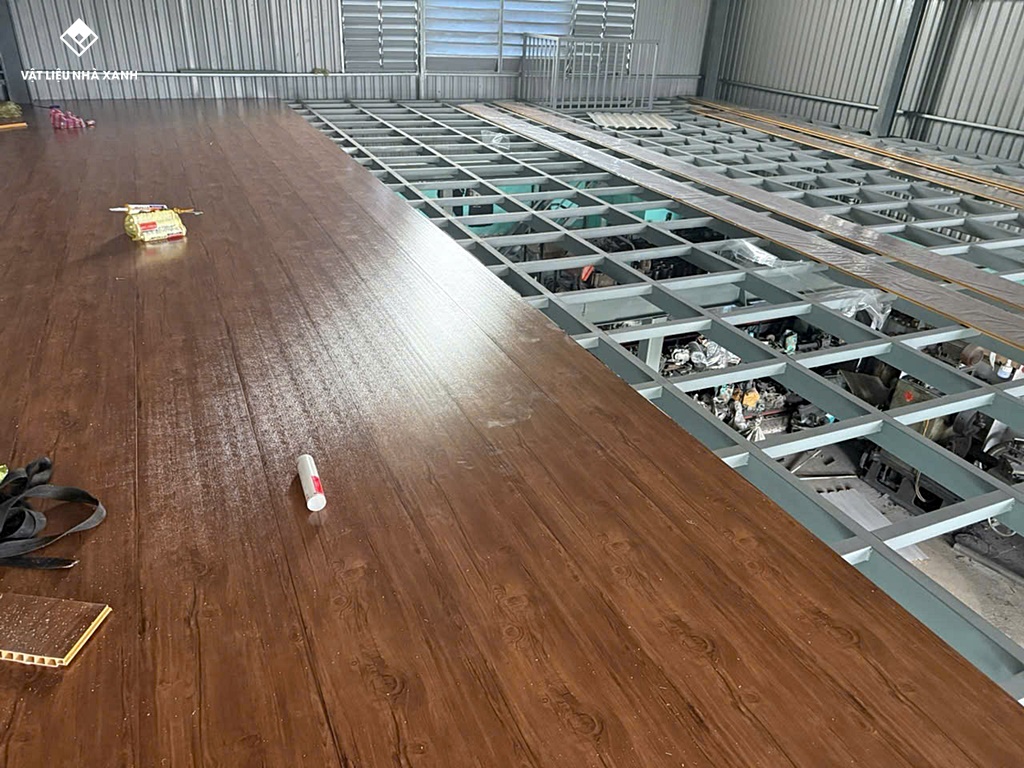 thi cong tam san nhua chiu luc lam san gac 112