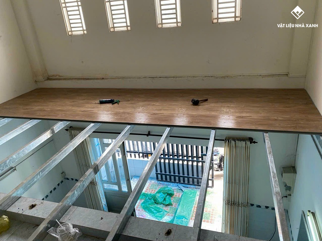 thi cong tam san nhua chiu luc lam san gac 22