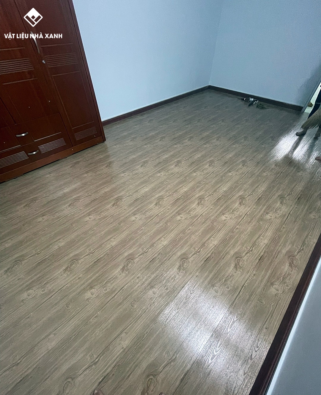 thi cong tam san nhua chiu luc lam san gac 54