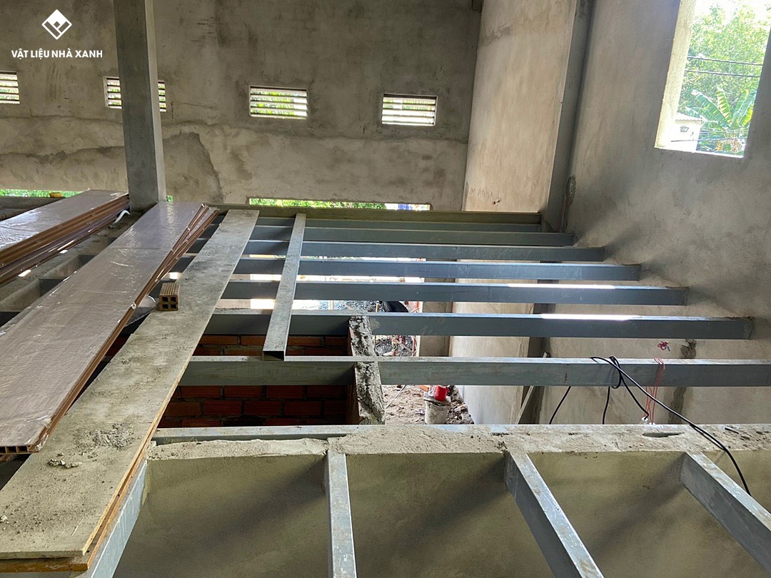 thi cong tam san nhua chiu luc lam san gac 78